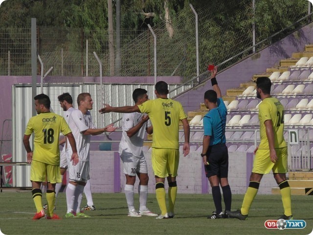 אסף מדר מורחק בכרטיס אדום (שקד מורג)